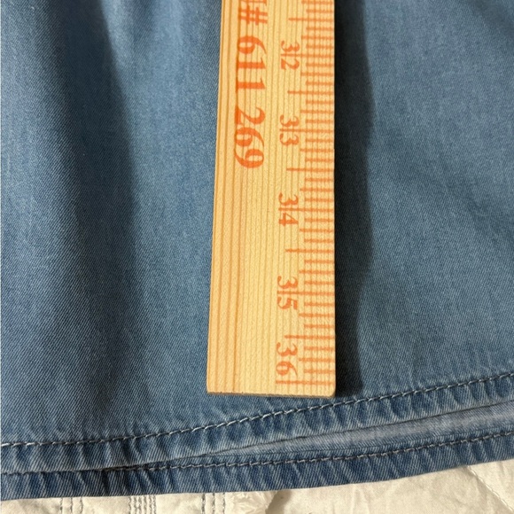 Cute chambray button front dress with ruffle hem and belt. Woman’s size 2xl. - Picture 7 of 10